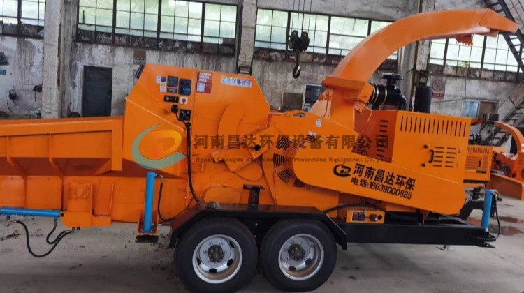 內蒙古客戶（hù）訂購hc-6175大型（xíng）移動檸條（tiáo）粉碎機2.jpg