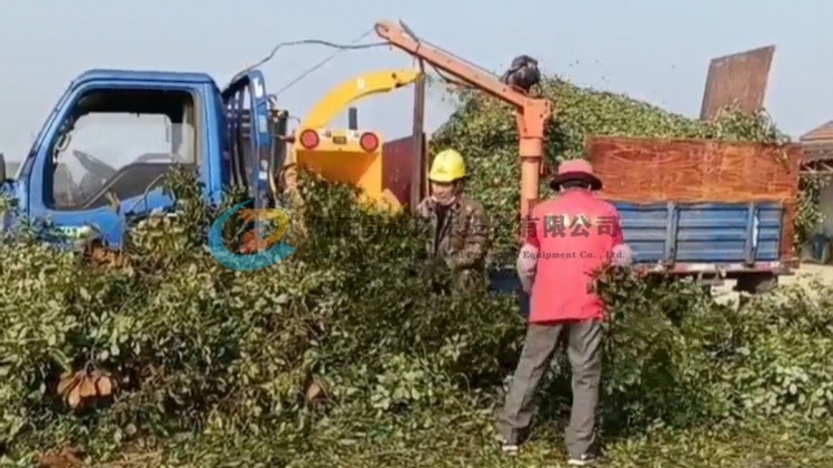 河南昌達園林綠化樹枝粉碎機浙江客（kè）戶訂指小型車載式樹枝（zhī）粉碎車.jpg