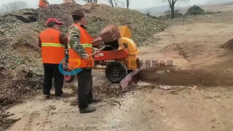 河南昌（chāng）達小型多功能木材（cái）粉碎甘肅漢中客戶使用現場